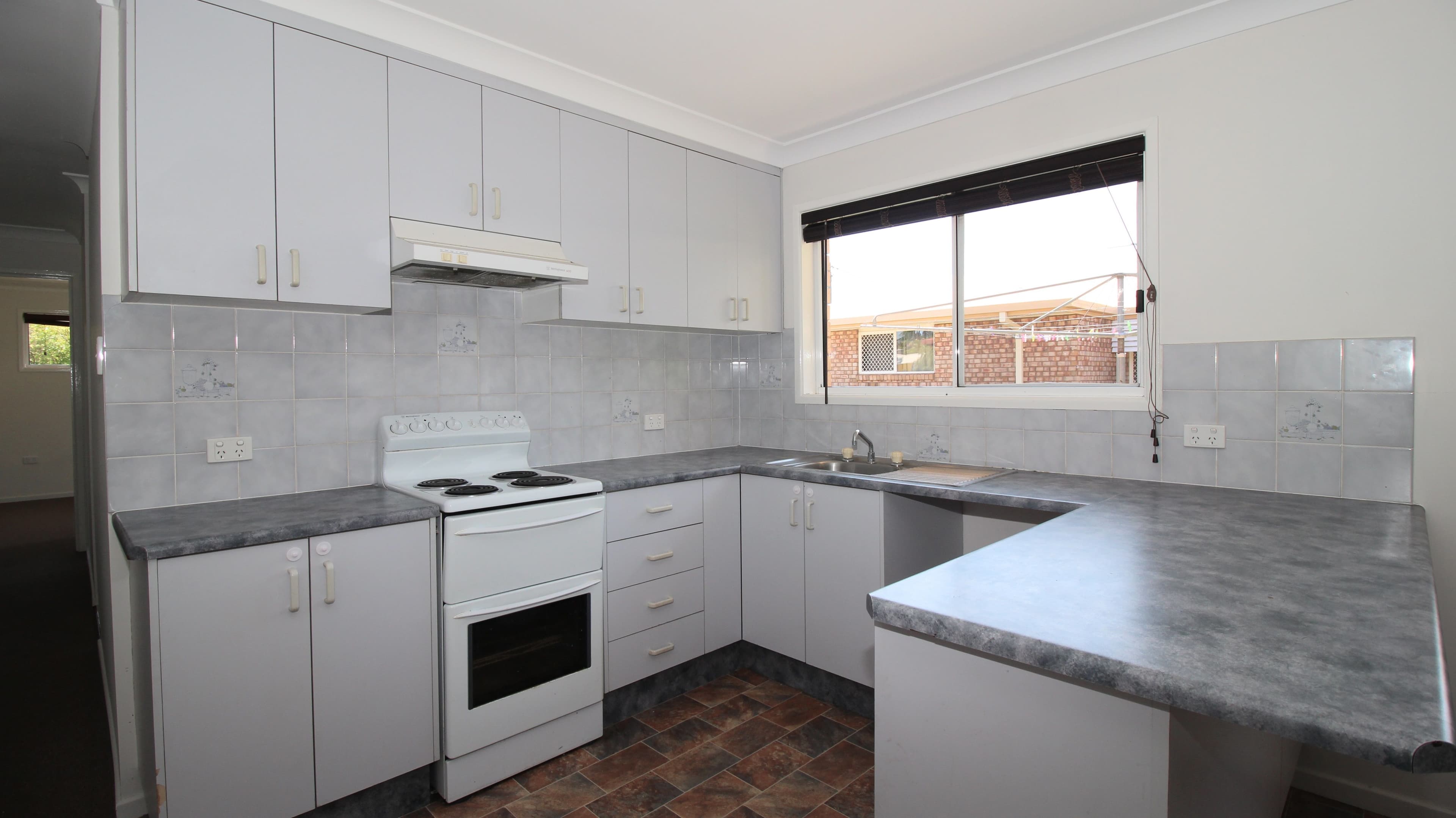 47 Gladstone Street, Emerald QLD 4720, Emerald - Thumbnail 2