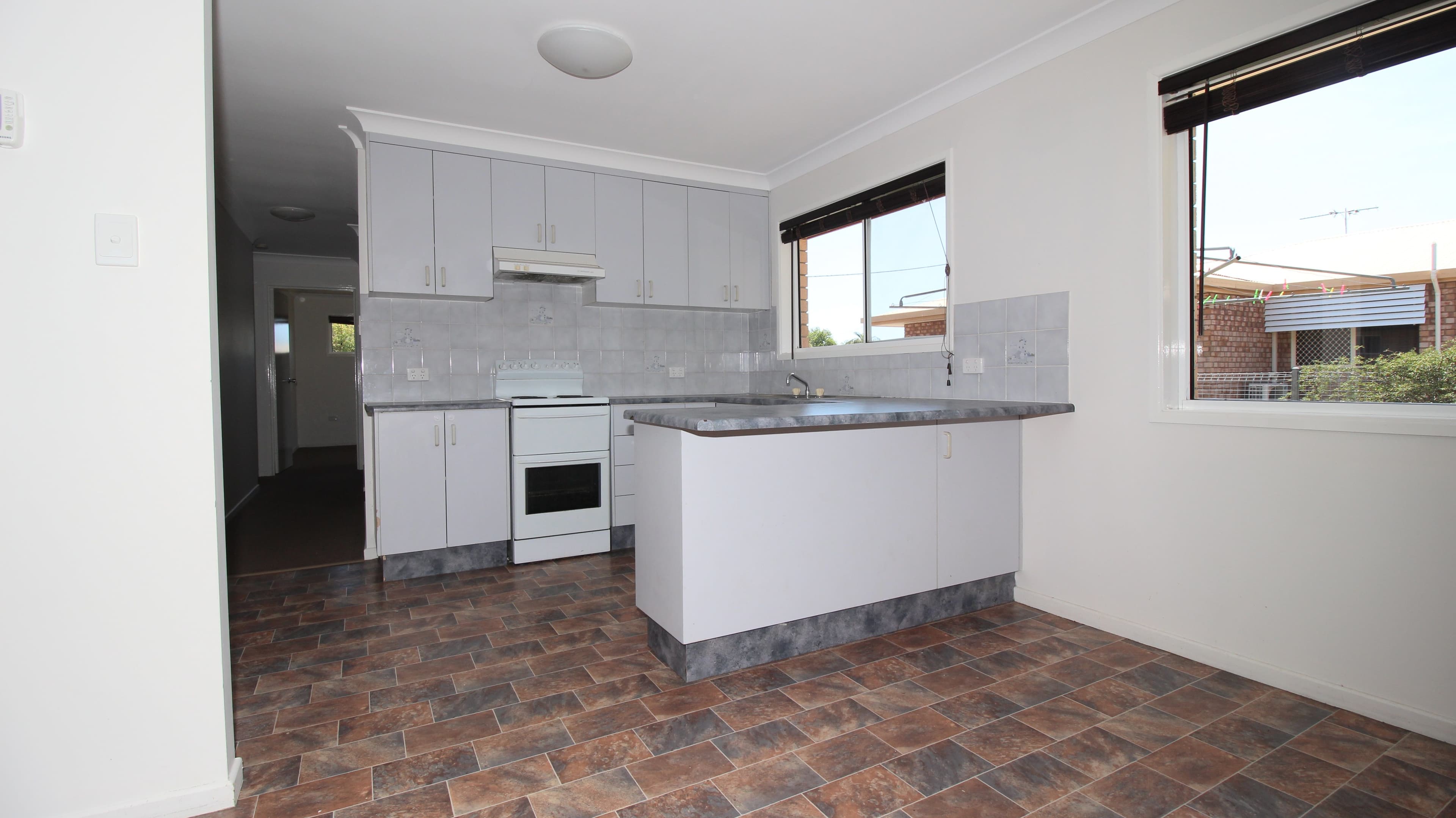 47 Gladstone Street, Emerald QLD 4720, Emerald - Thumbnail 3