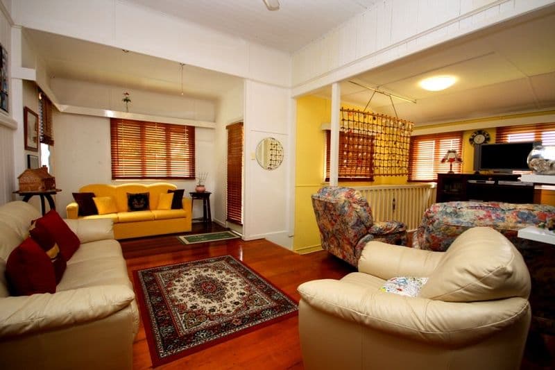 20 West Burleigh Road, BURLEIGH HEADS QLD 4220, Burleigh Heads - Thumbnail 2