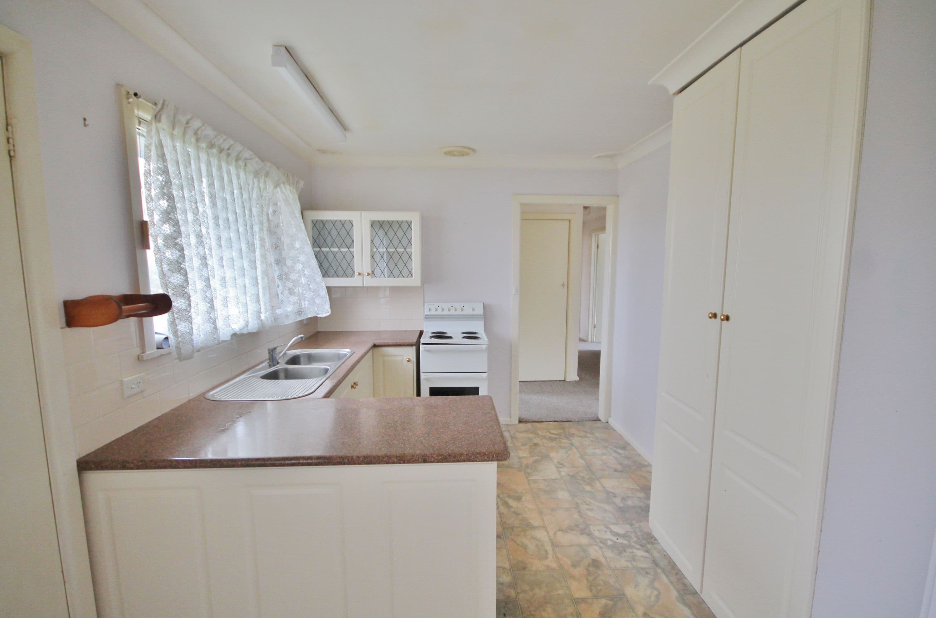 9 Cherry Court, Young - Thumbnail 3
