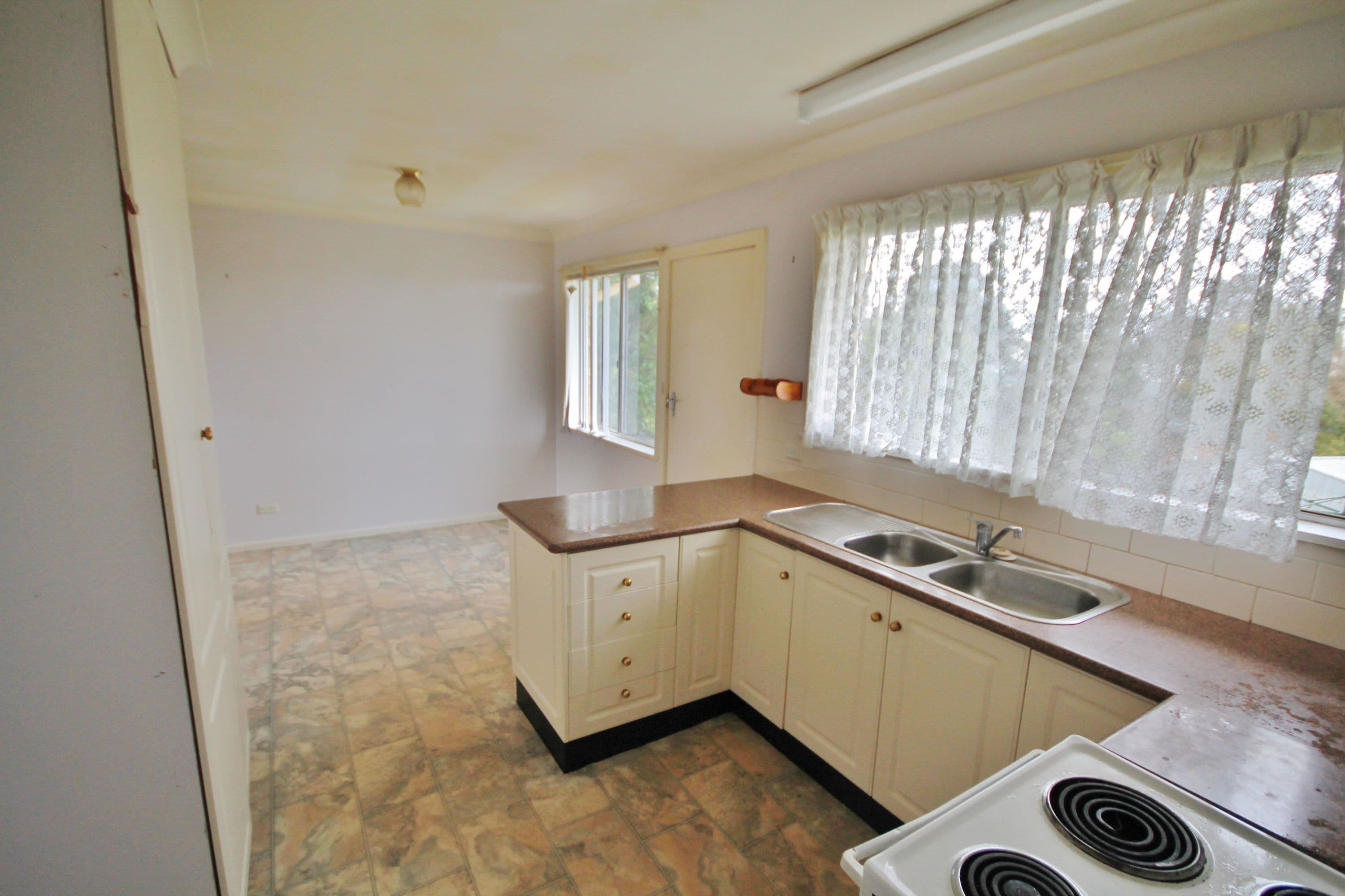 9 Cherry Court, Young - Thumbnail 4