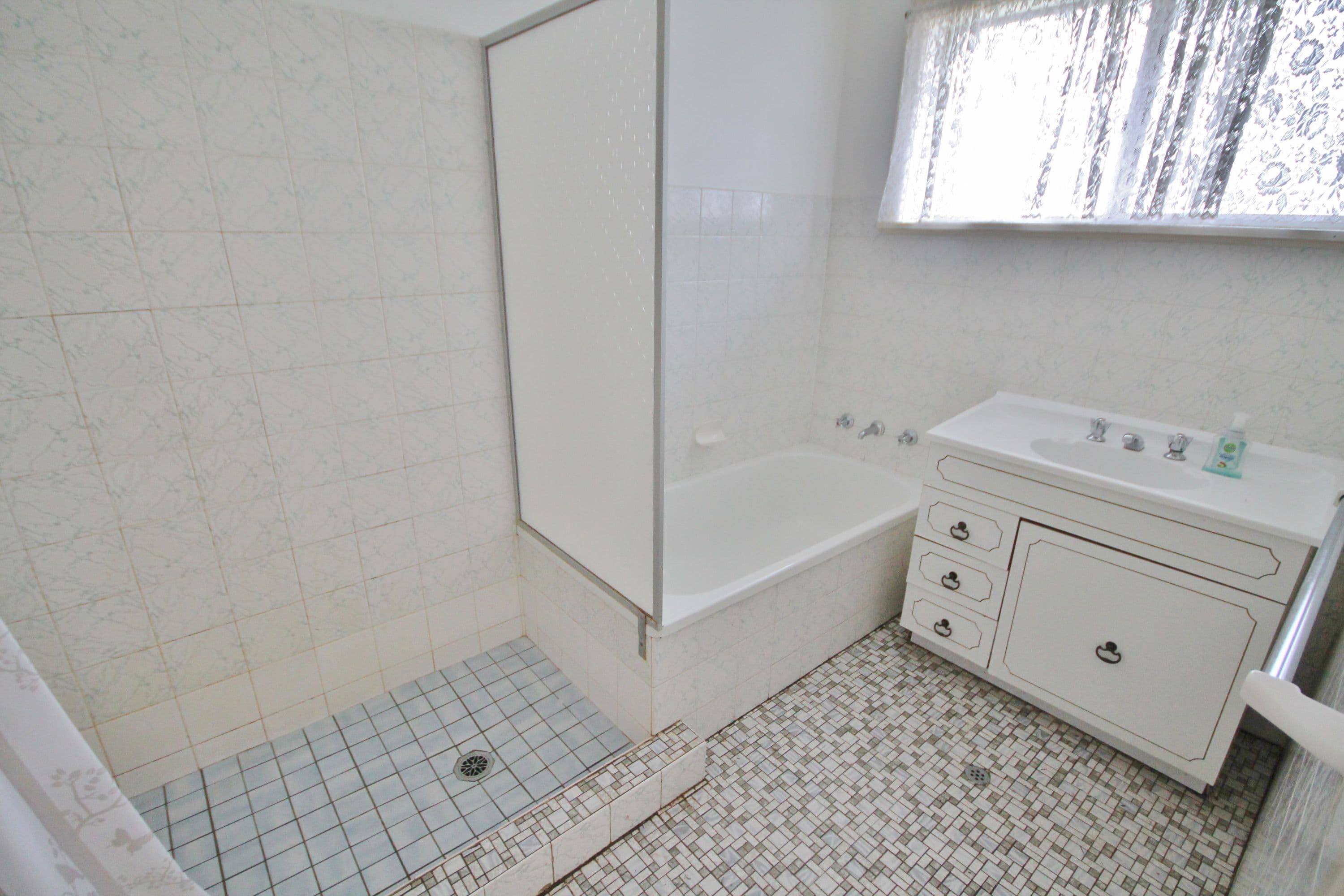 9 Cherry Court, Young - Thumbnail 6