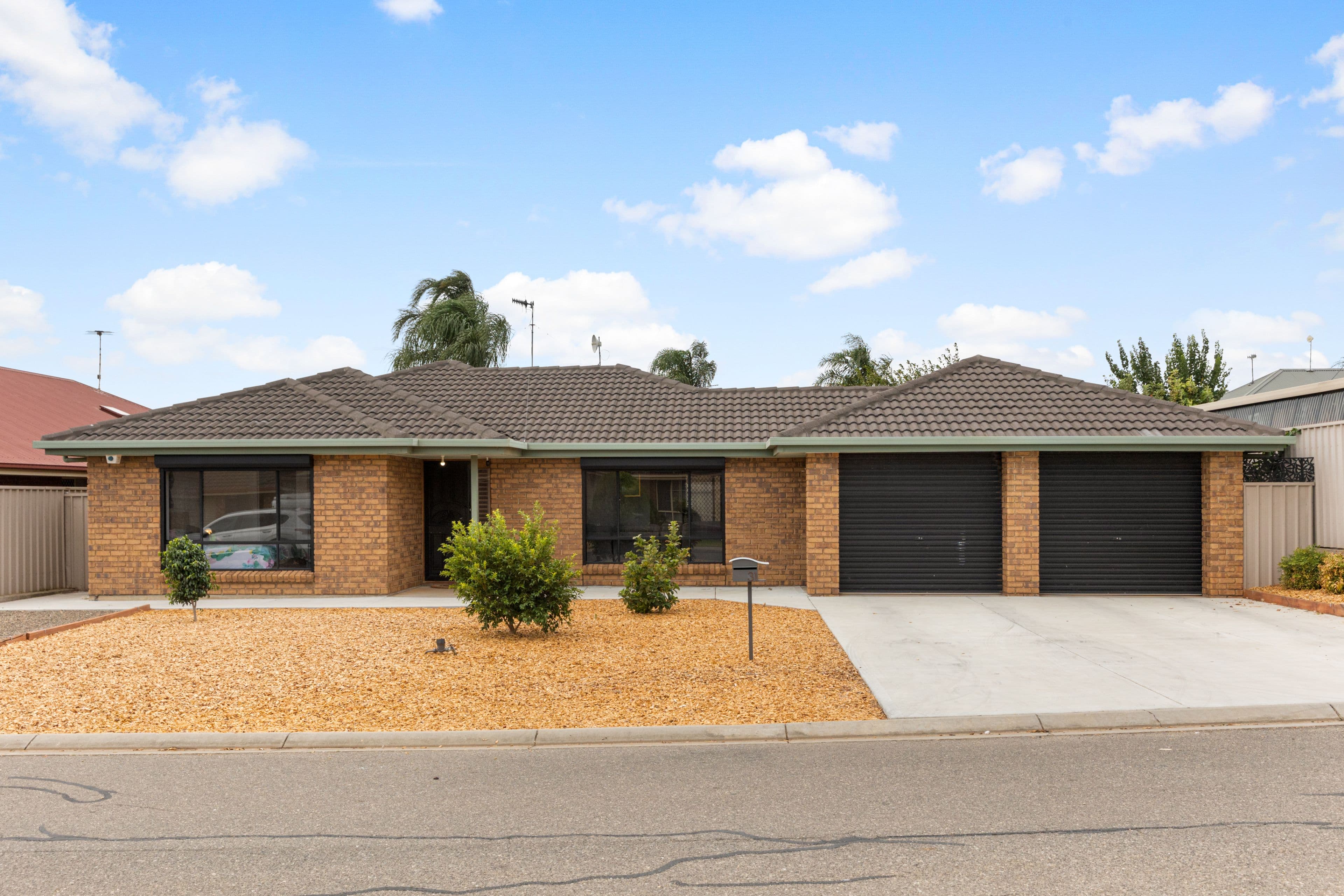 31 Axminster Crescent, Craigmore SA 5114, Craigmore - Image 1