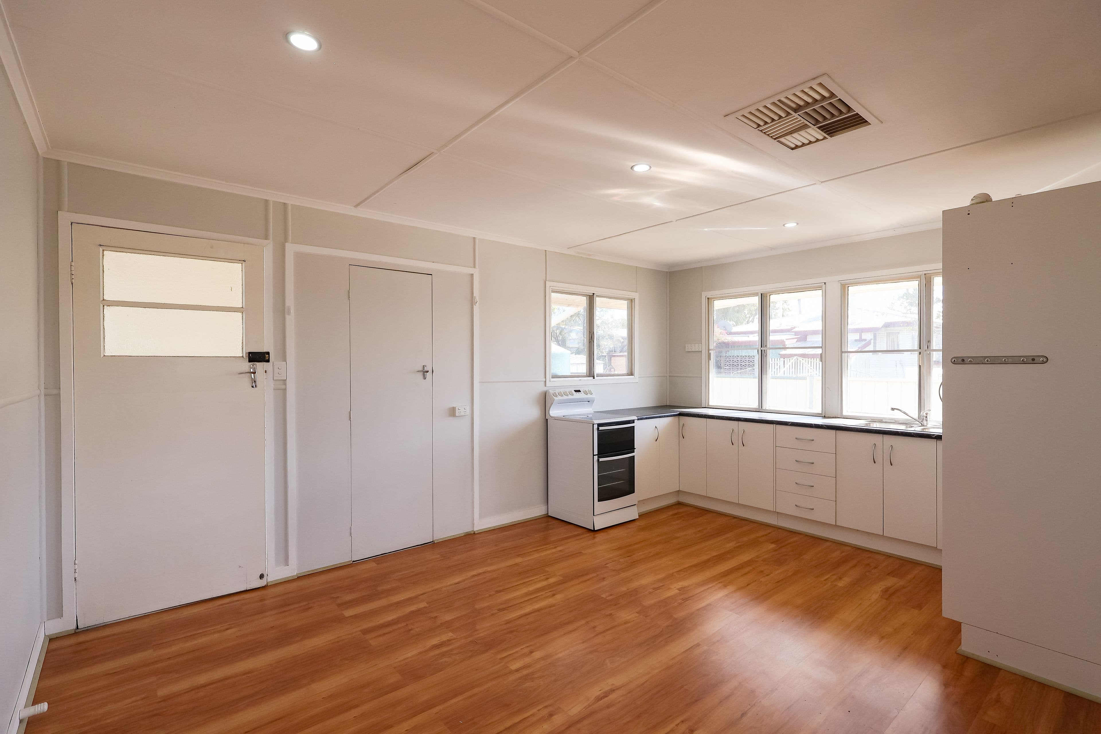 17 Downs Street, Roma QLD 4455, Roma - Thumbnail 4