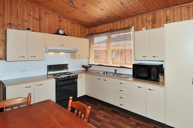 12 Erskine Avenue, RESERVOIR VIC 3073, Reservoir - Thumbnail 4