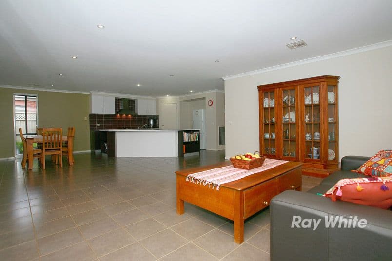 17 Weathertop Way, CRANBOURNE EAST VIC 3977, Cranbourne East - Thumbnail 6