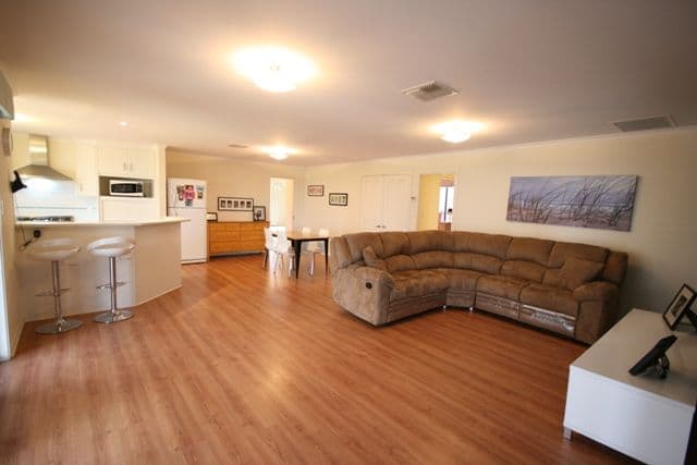 18 Torquay Drive, SEAFORD RISE SA 5169, Seaford Rise - Thumbnail 2