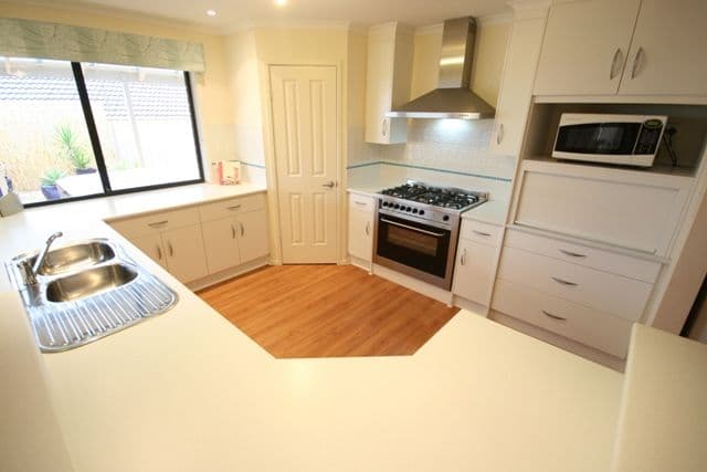 18 Torquay Drive, SEAFORD RISE SA 5169, Seaford Rise - Thumbnail 4