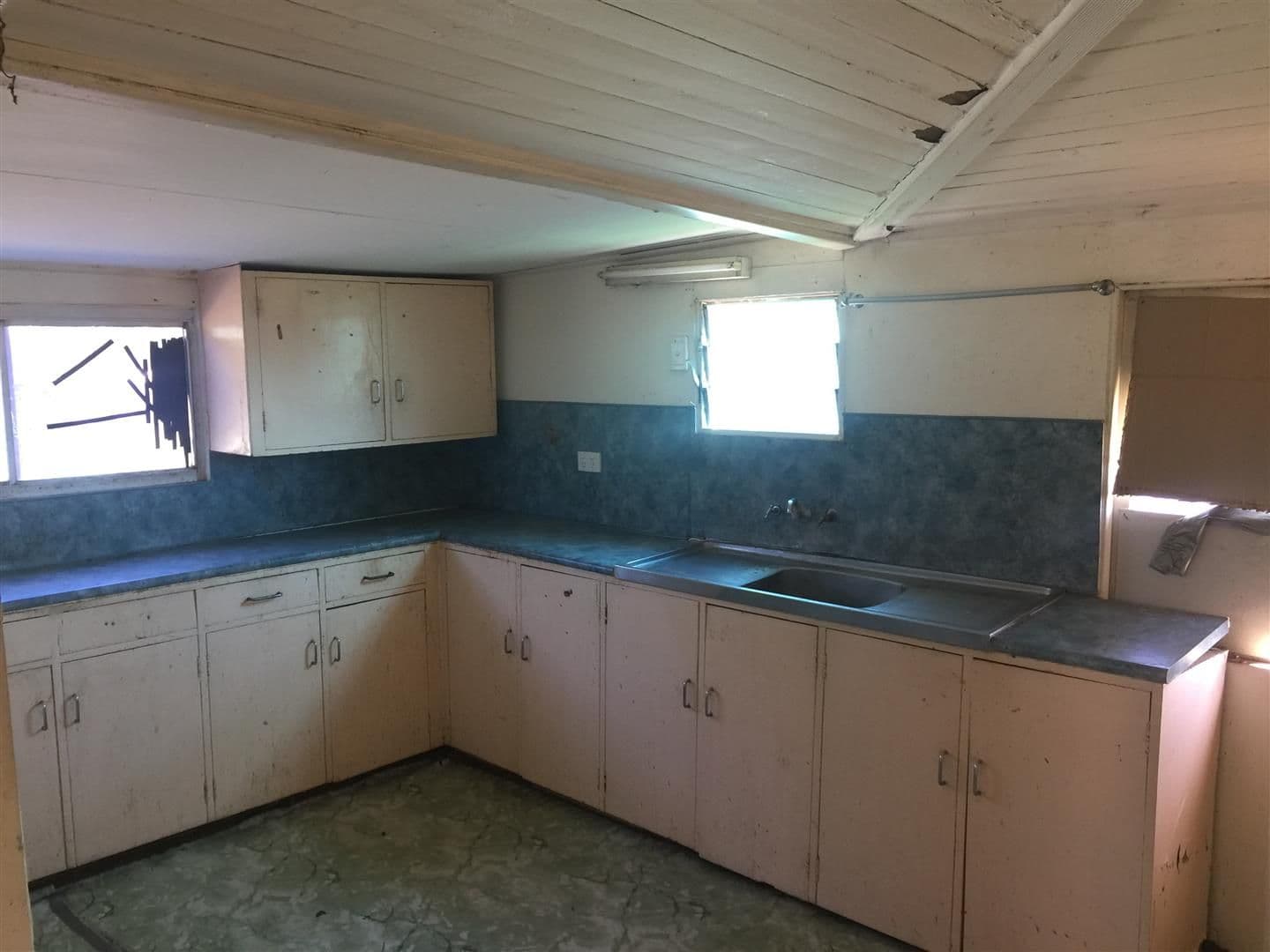62 Hall Street, Mount Morgan QLD 4714, Mount Morgan - Thumbnail 2