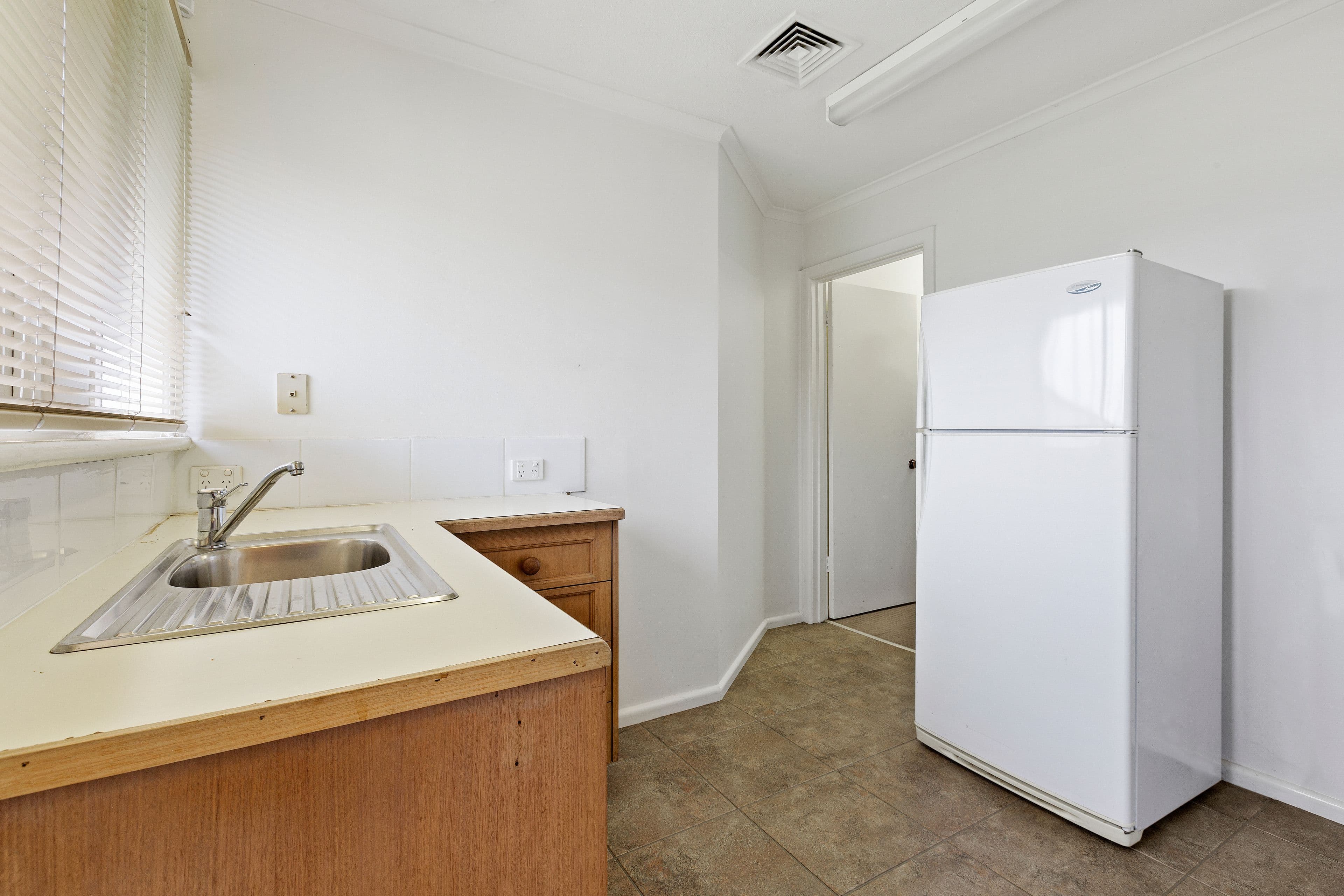 17 Moresby Avenue, Seaford VIC 3198, Seaford - Thumbnail 2