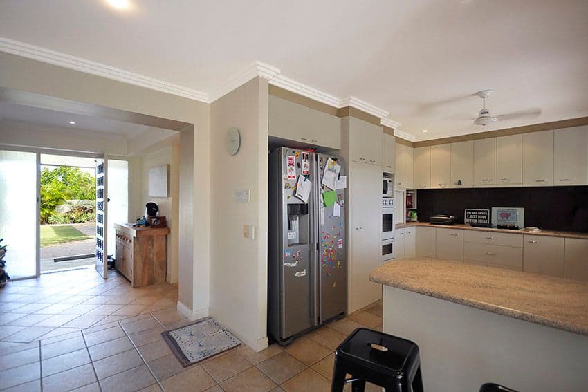 16 Gretel Drive, MERMAID WATERS QLD 4218, Mermaid Waters - Thumbnail 2