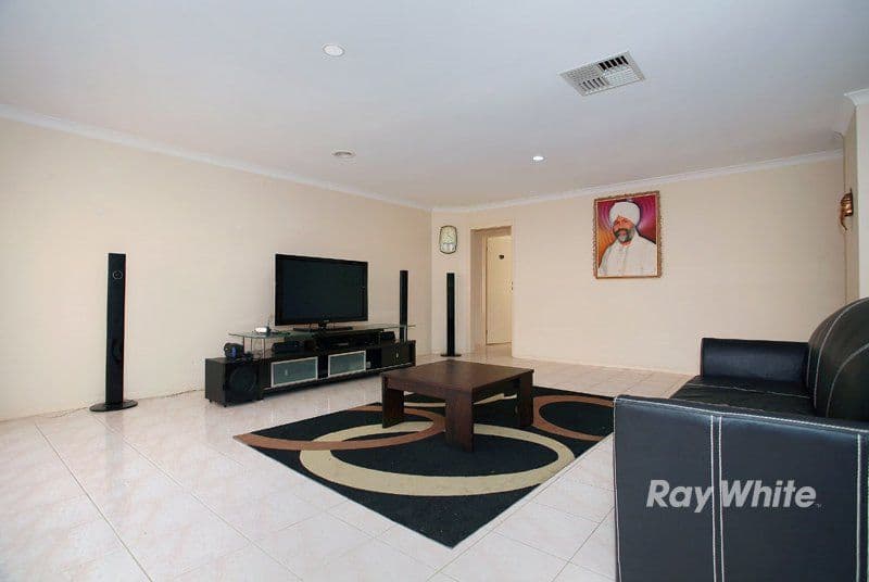 6 Serrata Street, CRANBOURNE VIC 3977, Cranbourne West - Thumbnail 2