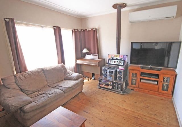 16 Parkland Avenue, Macquarie Fields NSW 2564, Macquarie Fields - Thumbnail 2