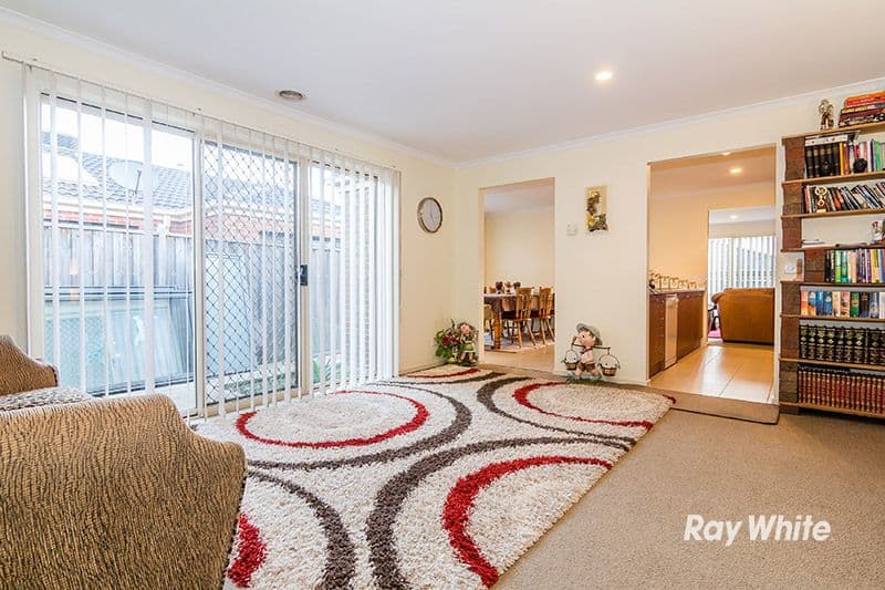 15 Penshurst Way, Cranbourne North VIC 3977, Cranbourne North - Thumbnail 2
