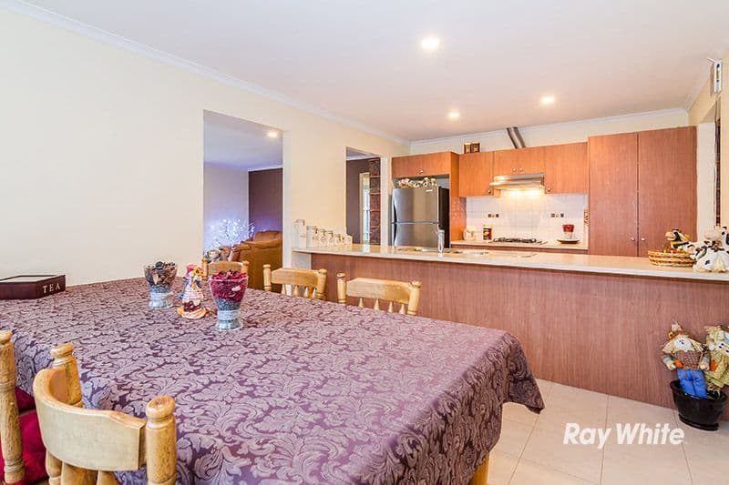 15 Penshurst Way, Cranbourne North VIC 3977, Cranbourne North - Thumbnail 4