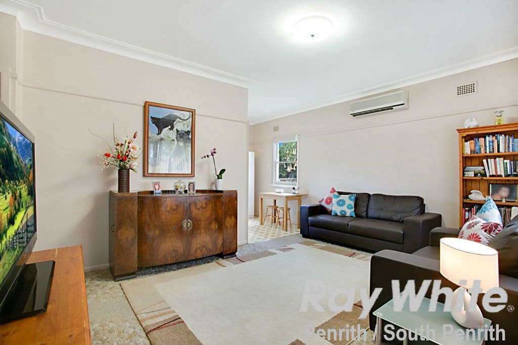 50 Elizabeth Crescent, Kingswood - Thumbnail 3