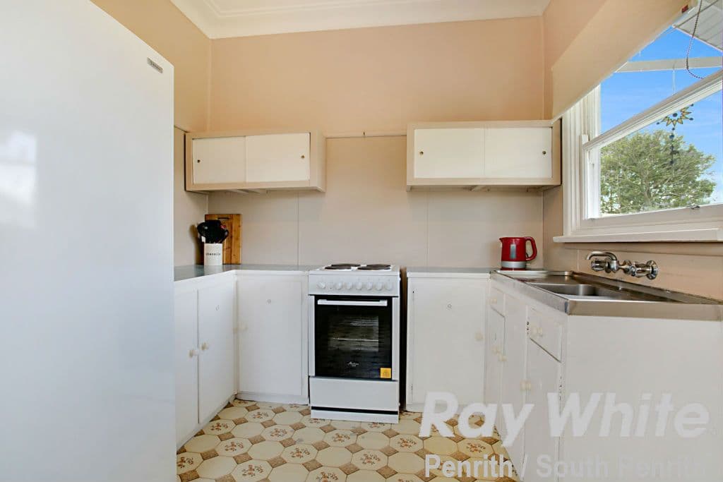 50 Elizabeth Crescent, Kingswood - Thumbnail 5