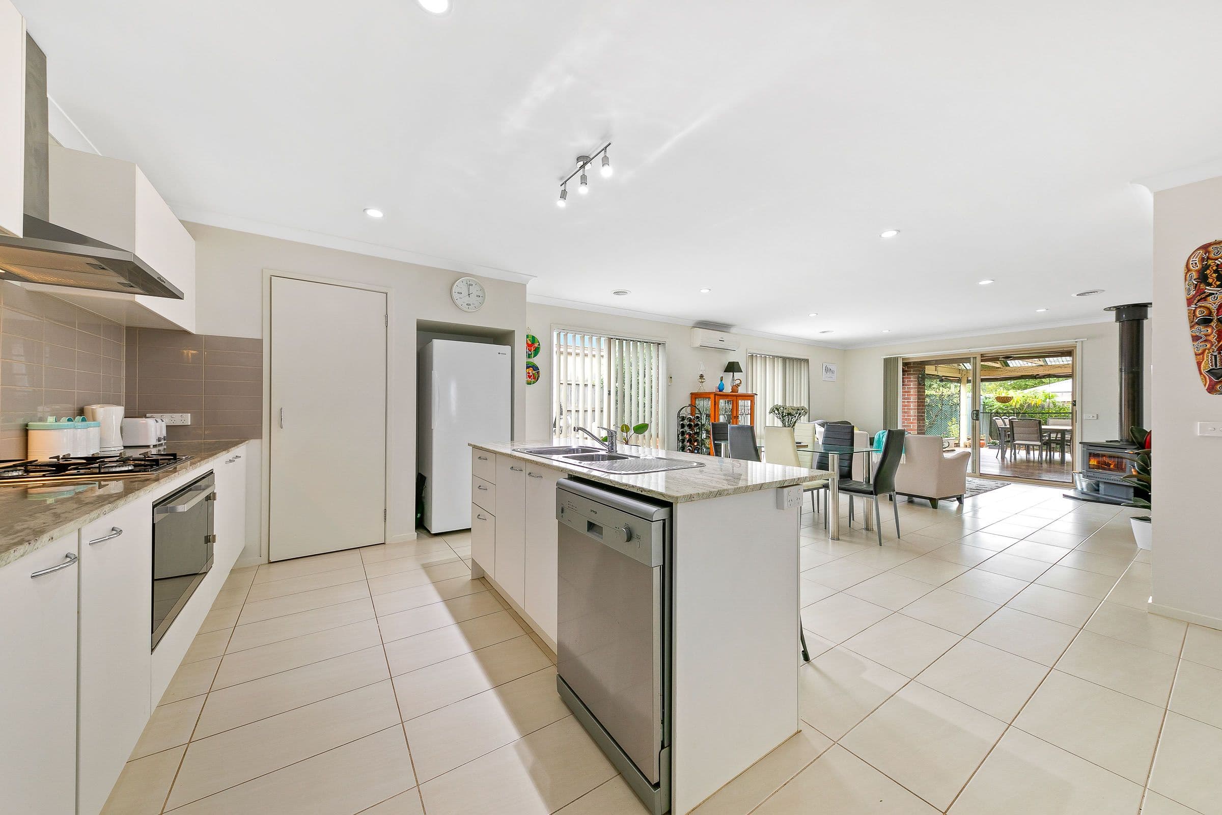 8 Namel Court, Drouin VIC 3818, Drouin - Thumbnail 2