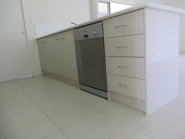 18 Courtney Street, Roma QLD 4455, Roma - Thumbnail 4