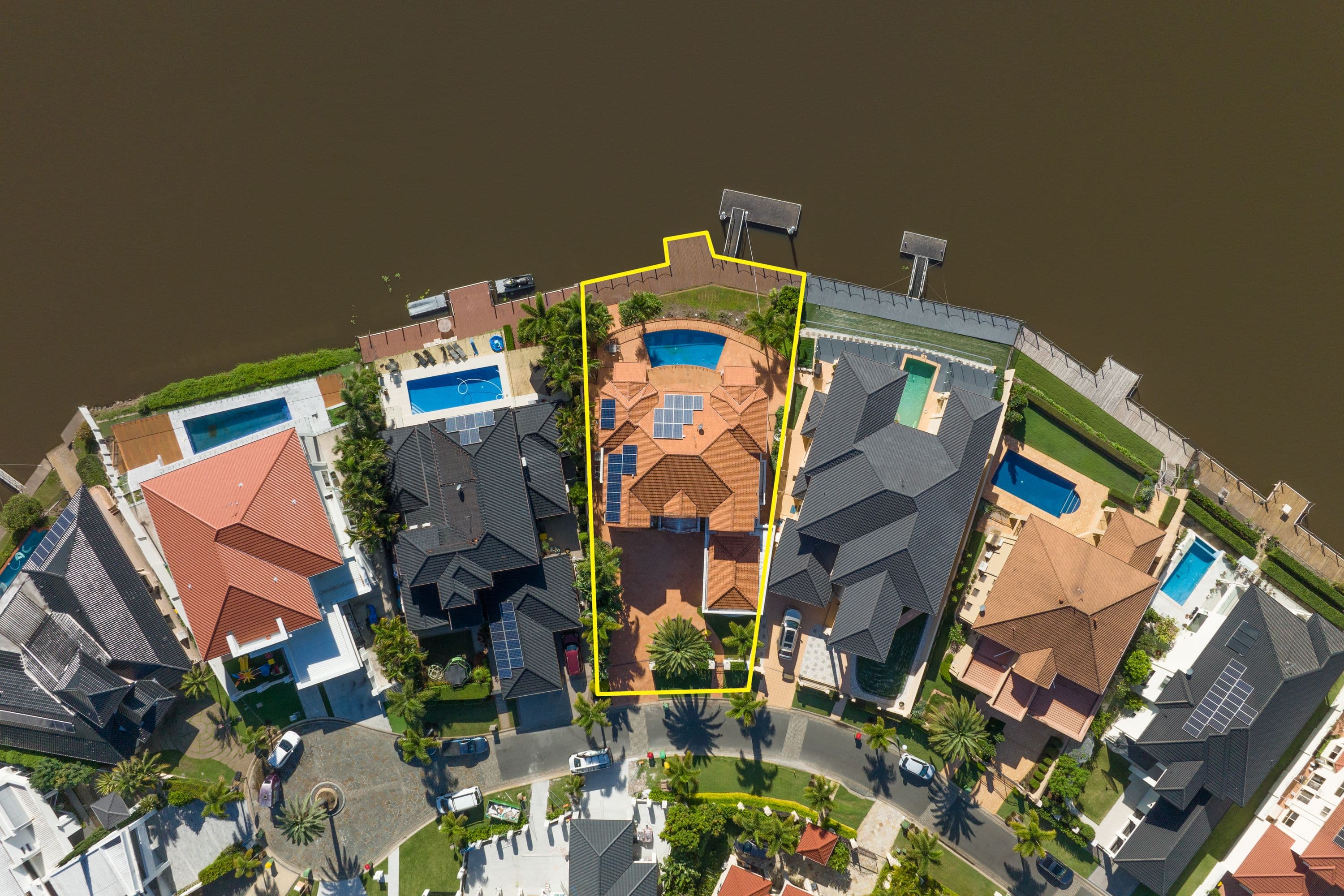 10 Clear Water Bay Avenue, Clear Island Waters QLD 4226, Clear Island Waters - Thumbnail 2