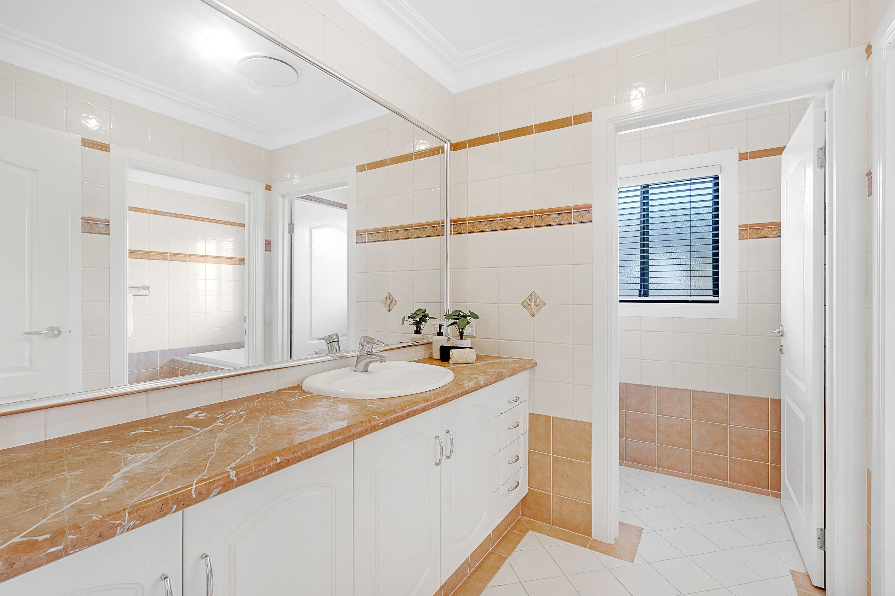 10 Clear Water Bay Avenue, Clear Island Waters QLD 4226, Clear Island Waters - Thumbnail 5