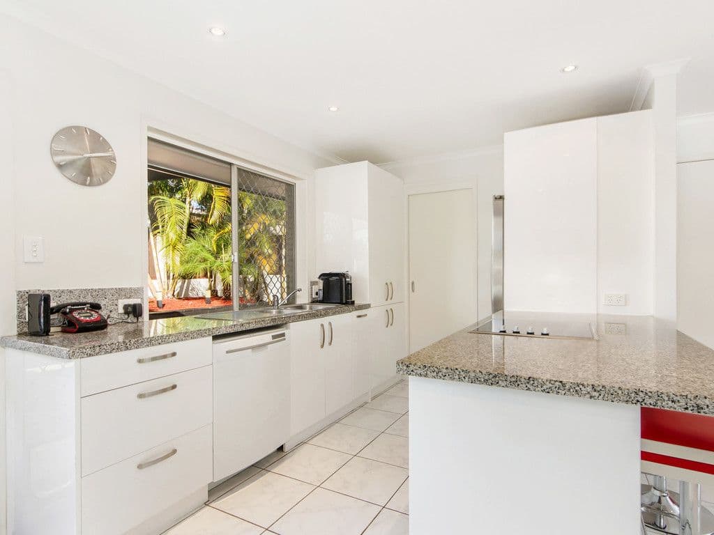 4 Grevillia Avenue, Southport QLD 4215, Southport - Thumbnail 4
