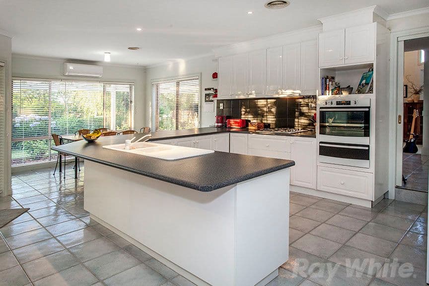 10 Lawncliffe Court, Rowville VIC 3178, Rowville - Thumbnail 4
