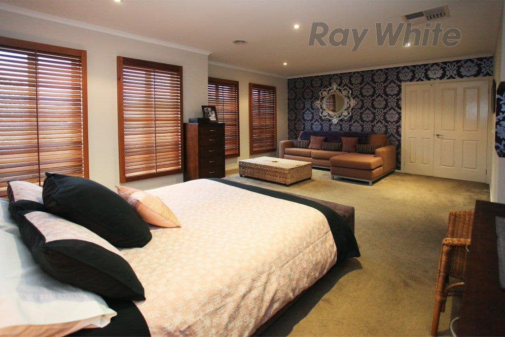 13 Astley Crescent, POINT COOK VIC 3030, Point Cook - Thumbnail 3