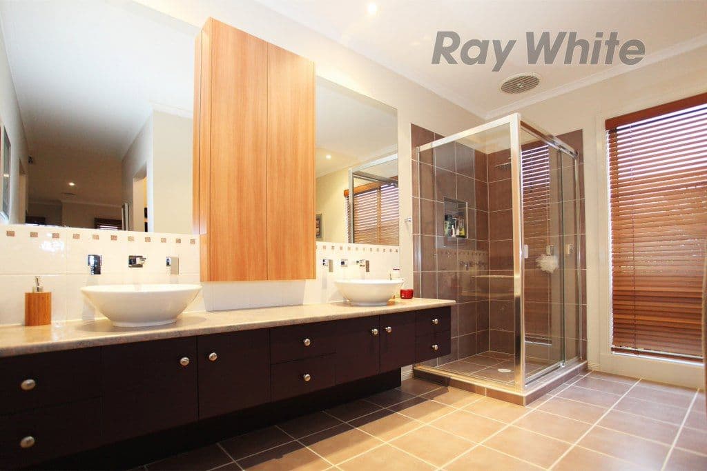 13 Astley Crescent, POINT COOK VIC 3030, Point Cook - Thumbnail 4