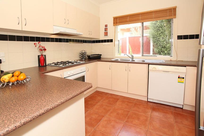 10 Tulloch Grove, GLEN WAVERLEY VIC 3150, Glen Waverley - Thumbnail 2