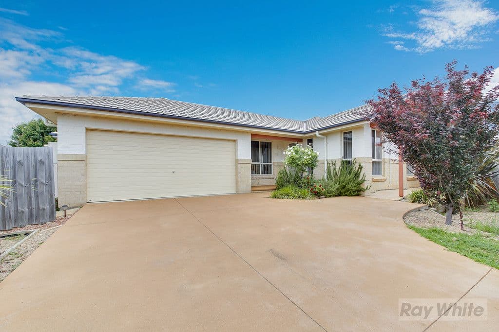 11 Stombuco Place, Goulburn - Image 1