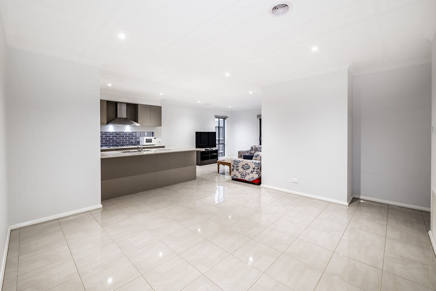 9 Great Banjo Street, Clyde North VIC 3978, Clyde North - Thumbnail 7
