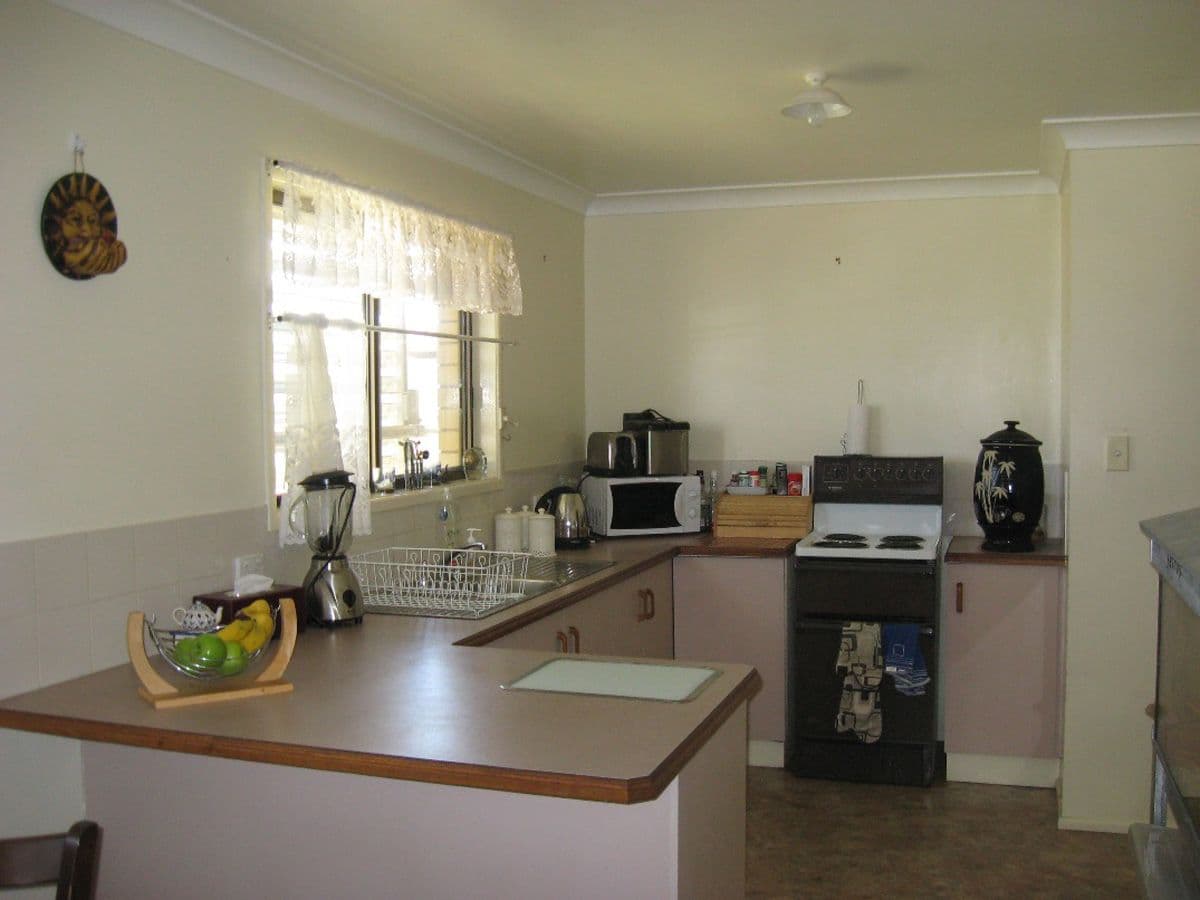 8 Cooper Avenue, OAKEY QLD 4401, Oakey - Thumbnail 5