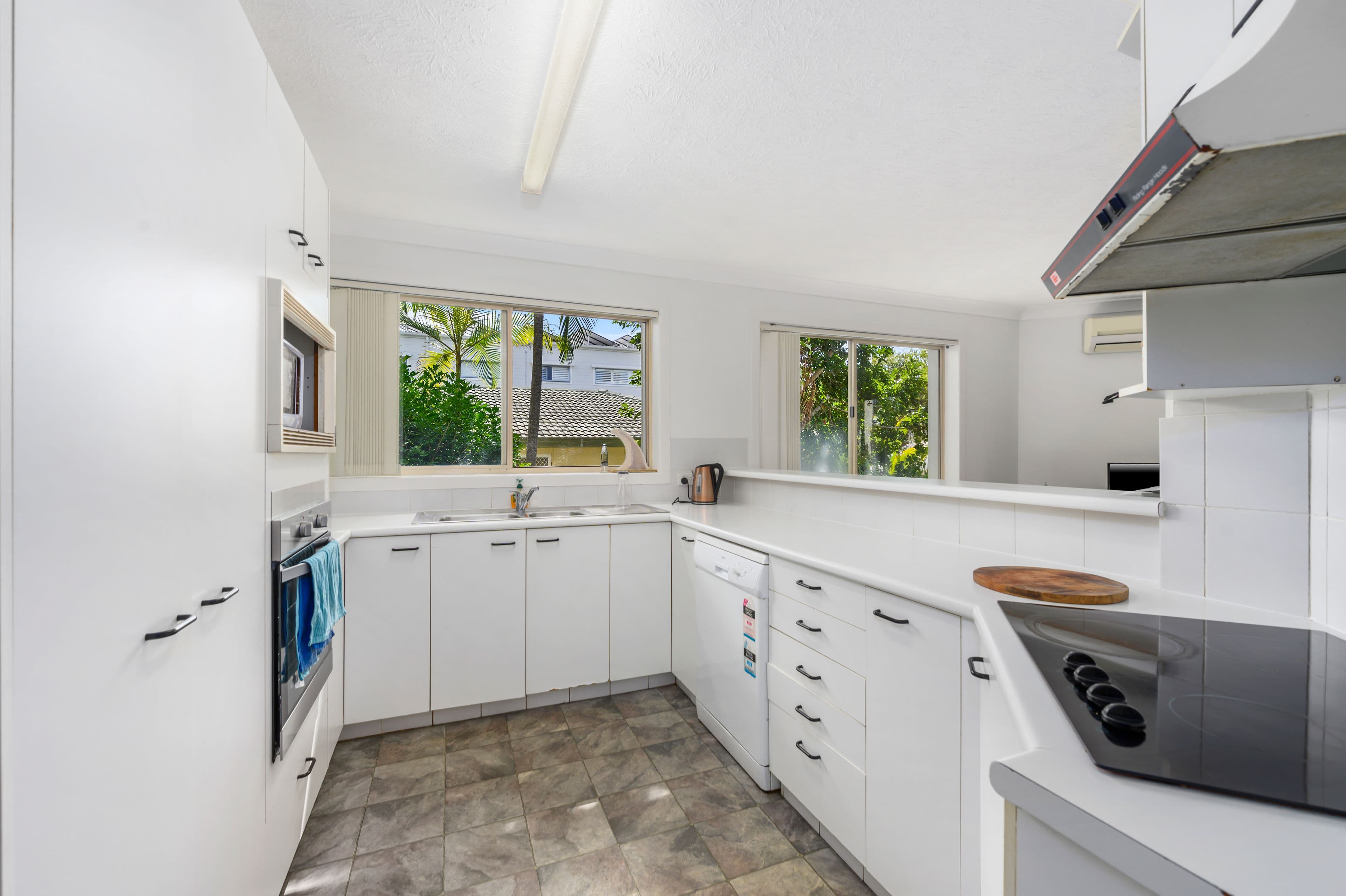 68 Stanhill Drive, CHEVRON ISLAND QLD 4217, Chevron Island - Thumbnail 3