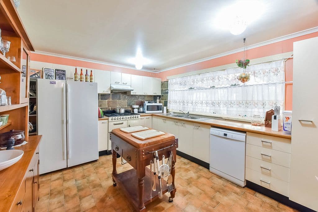 260 The Parkway, Bradbury - Thumbnail 3