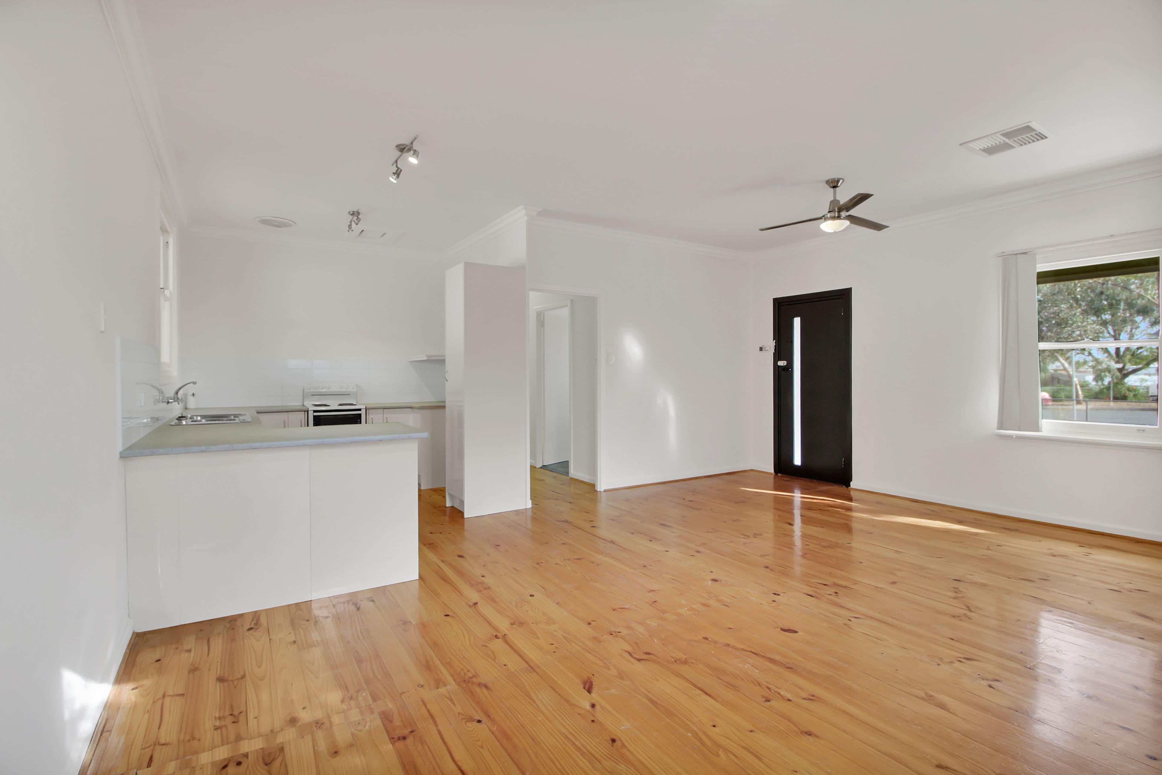 8 Kurrajong Avenue, Renmark SA 5341, Renmark - Thumbnail 4