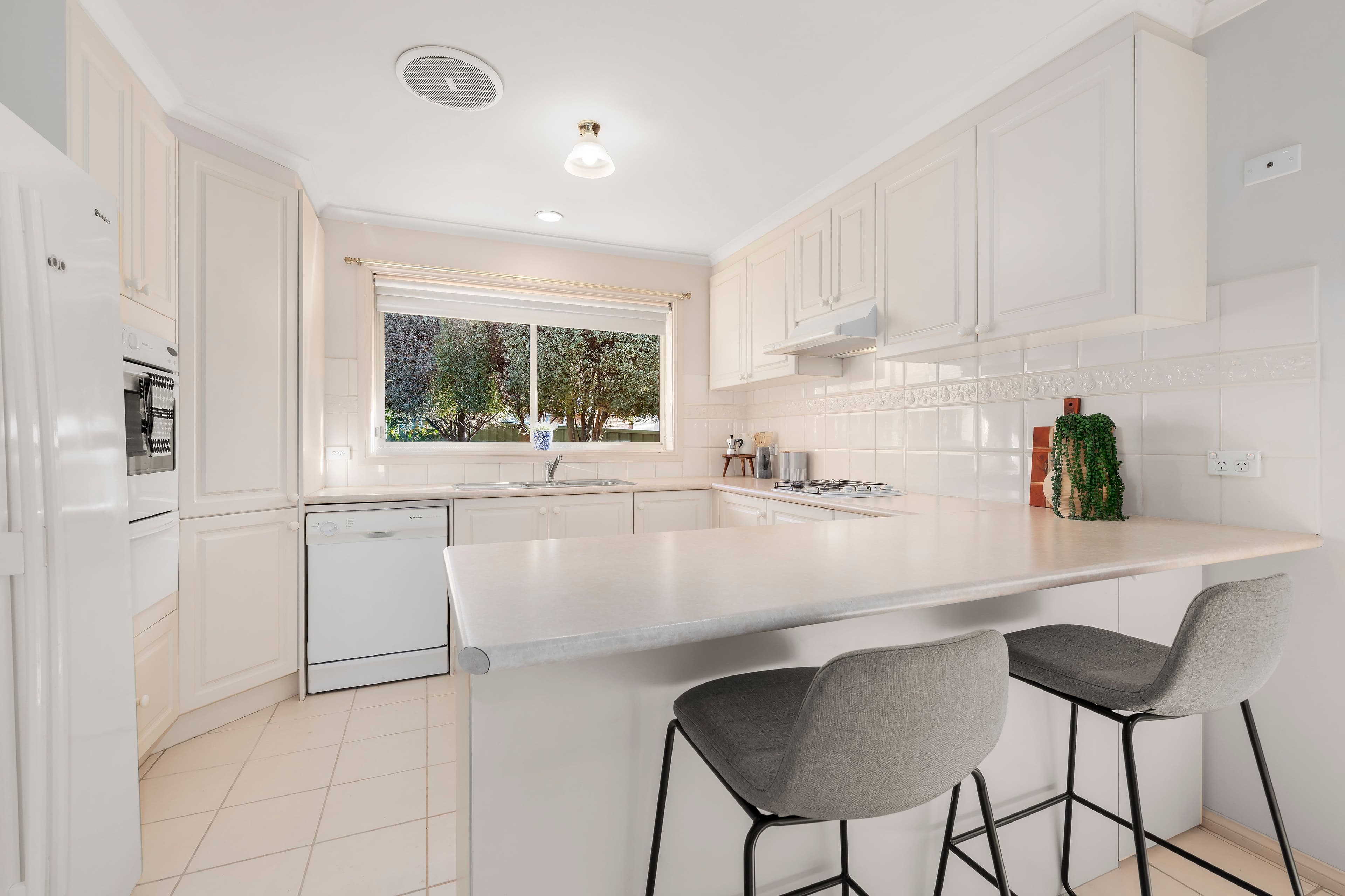 4 Latham Close, Mill Park VIC 3082, Mill Park - Thumbnail 2