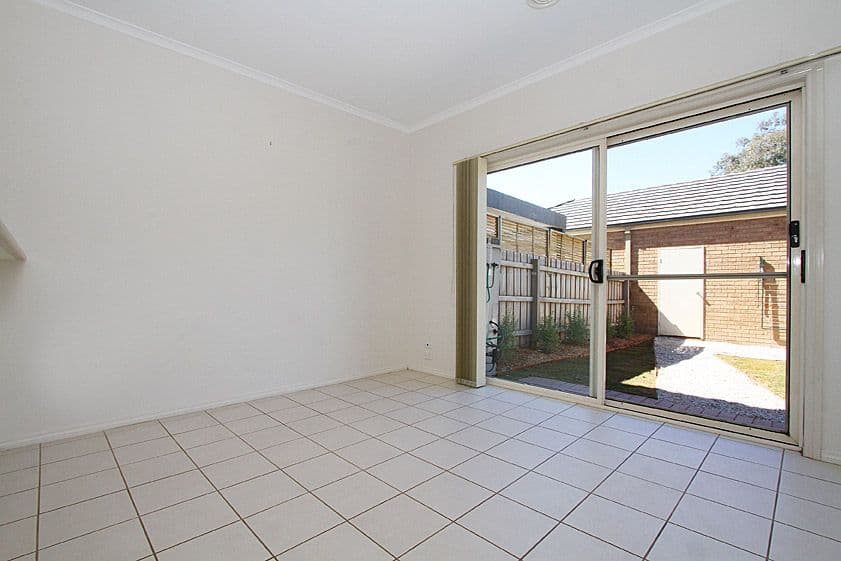 6 Lancewood Walk, SOUTH MORANG VIC 3752, South Morang - Thumbnail 3