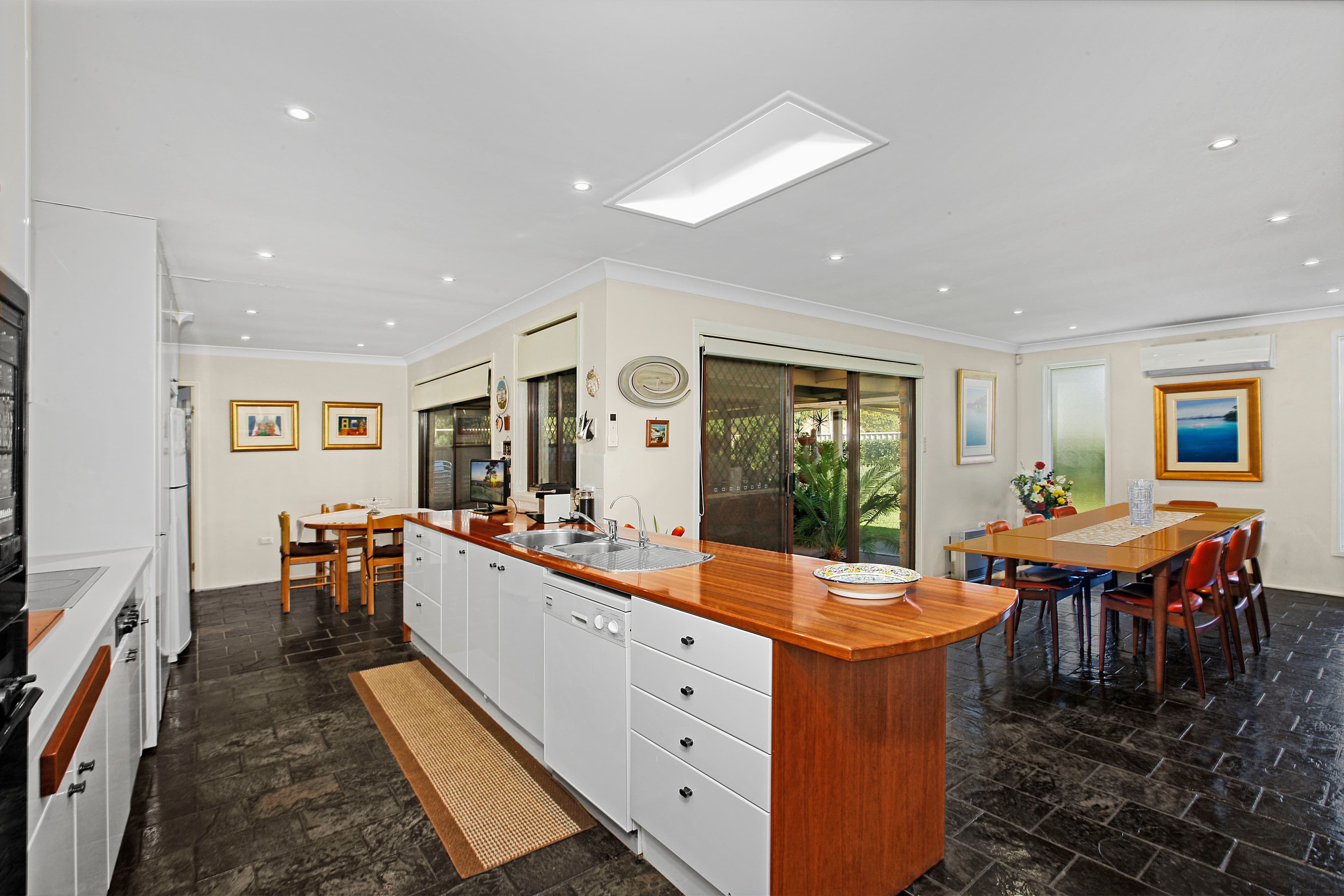 6 Kingston Place, Abbotsbury - Thumbnail 2