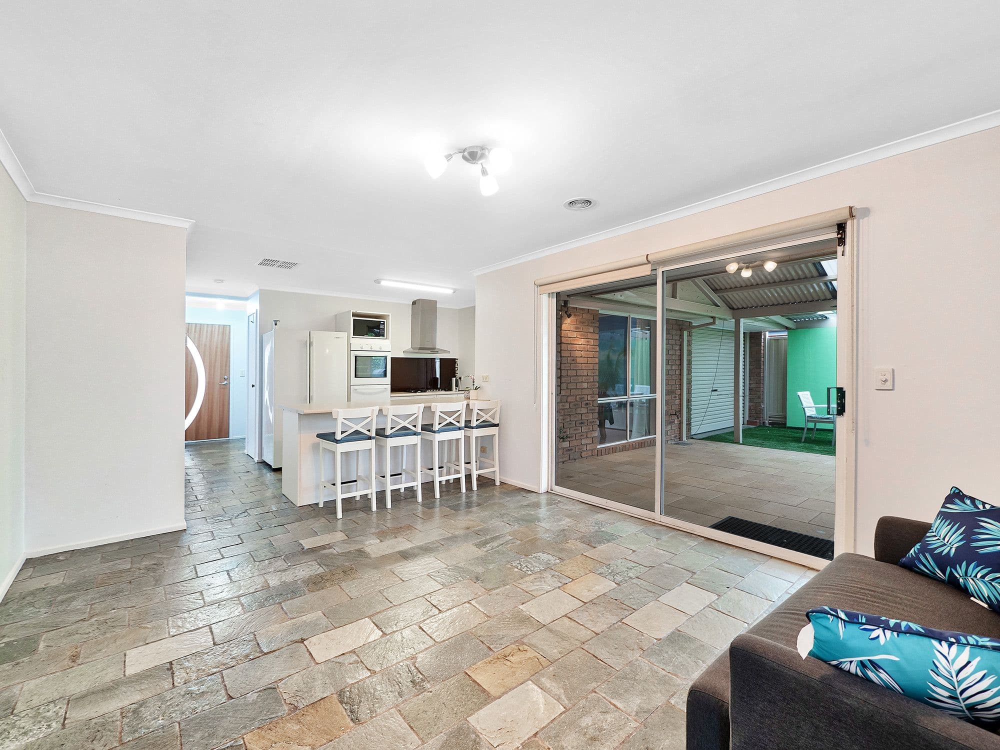 3 Fraser Court, Cranbourne North VIC 3977, Cranbourne North - Thumbnail 2