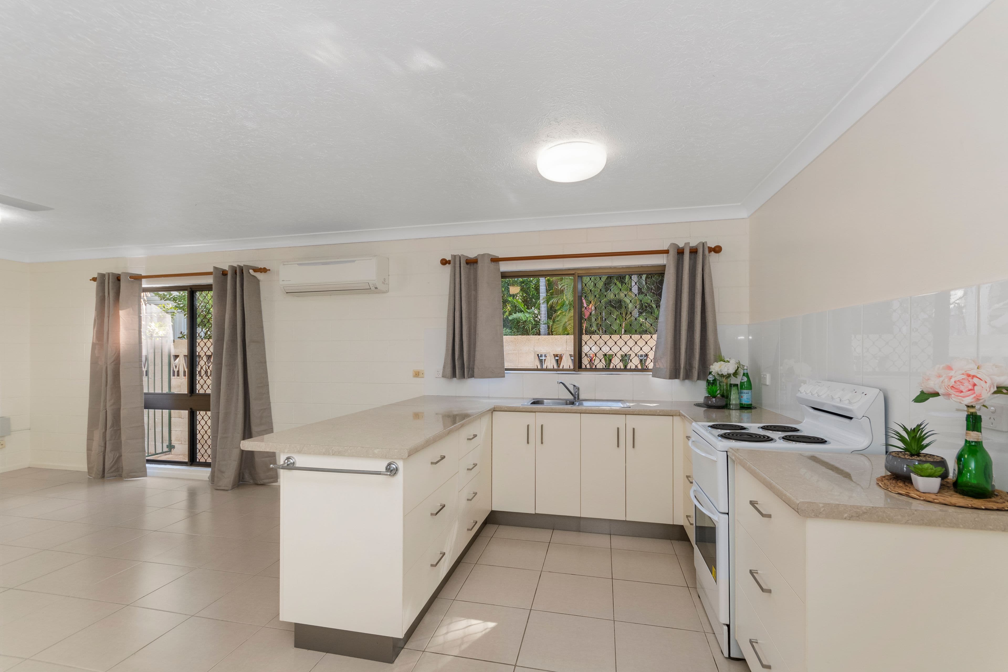 27 Armstrong Street, Hermit Park QLD 4812, Hermit Park - Thumbnail 2
