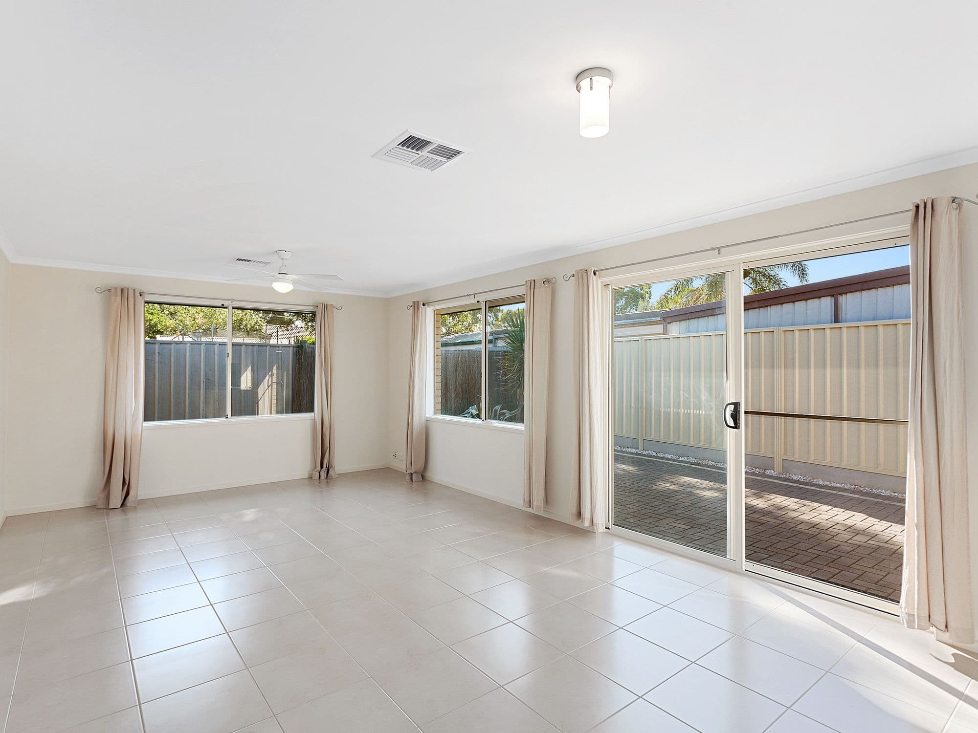 18 Karyn Crescent, Morphett Vale SA 5162, Morphett Vale - Thumbnail 2