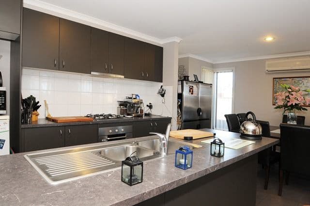 1 Coombes Court, POINT COOK VIC 3030, Point Cook - Thumbnail 2
