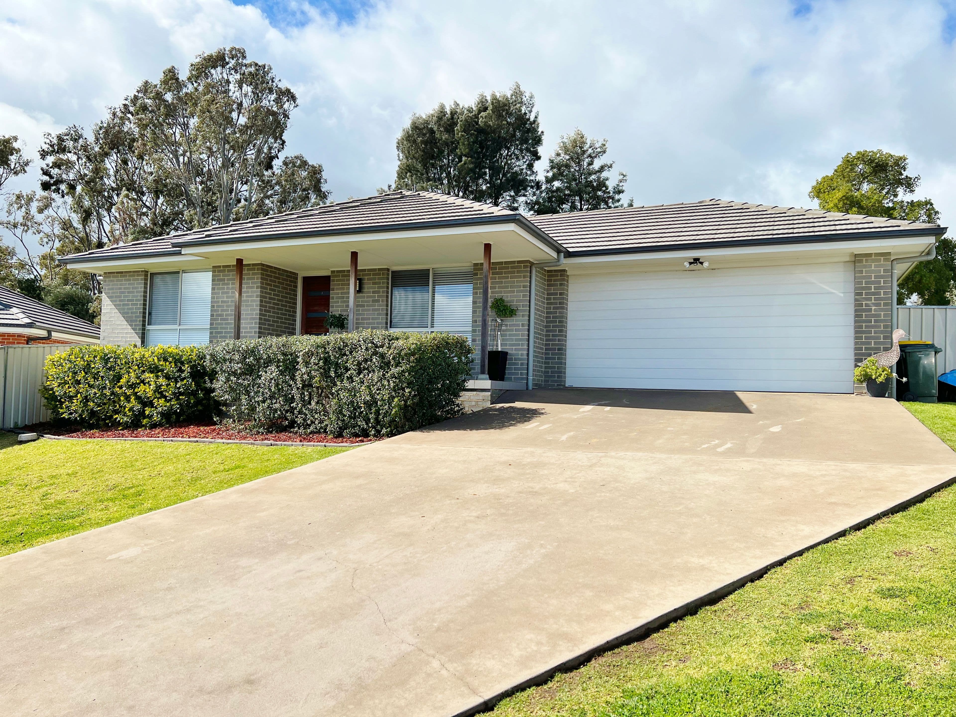 9 Henry Place, Young NSW 2594, Young - Thumbnail 2