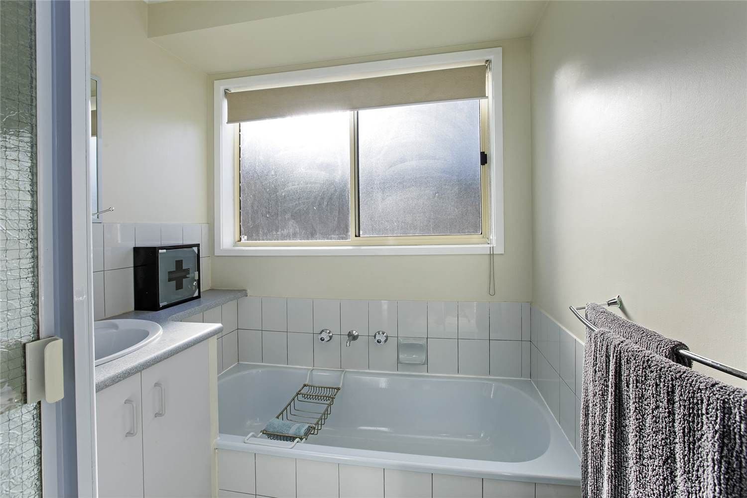 25 Paramount Crescent, ST ALBANS PARK VIC 3219, St Albans Park - Thumbnail 5