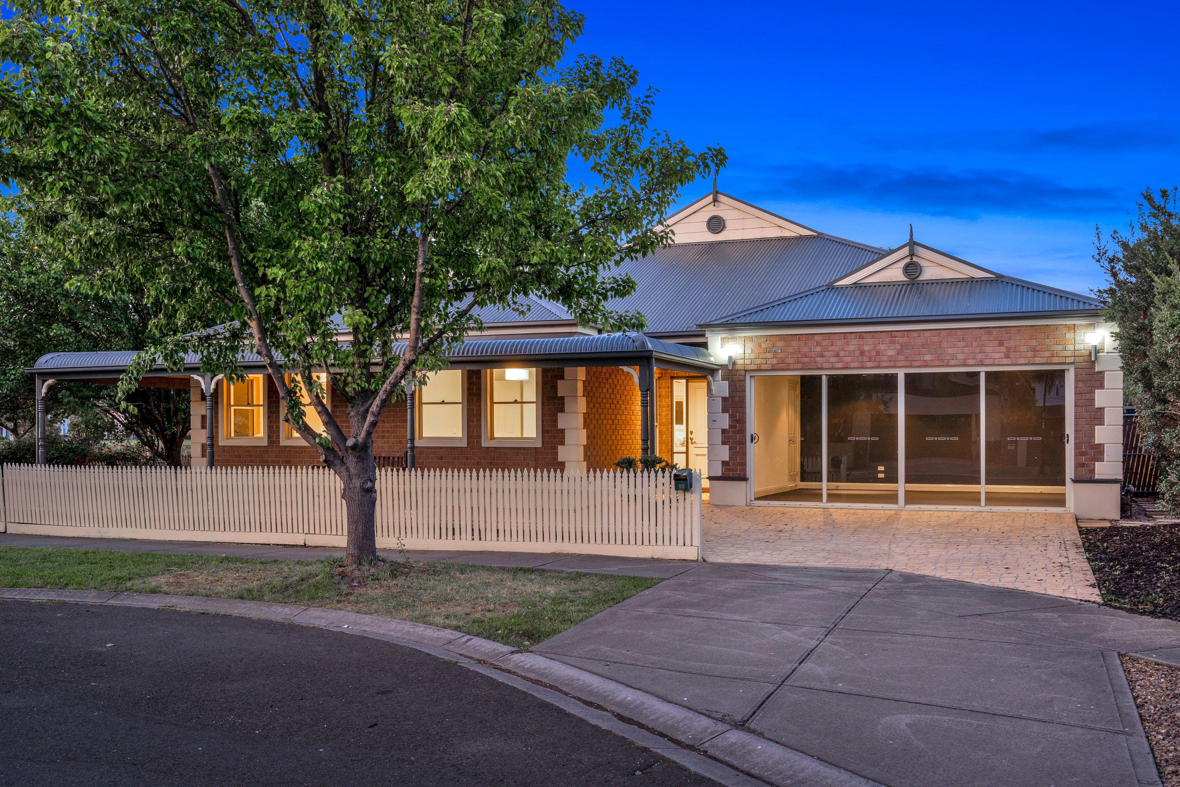 10 Emerdale Place, Craigieburn VIC 3064, Craigieburn - Image 1