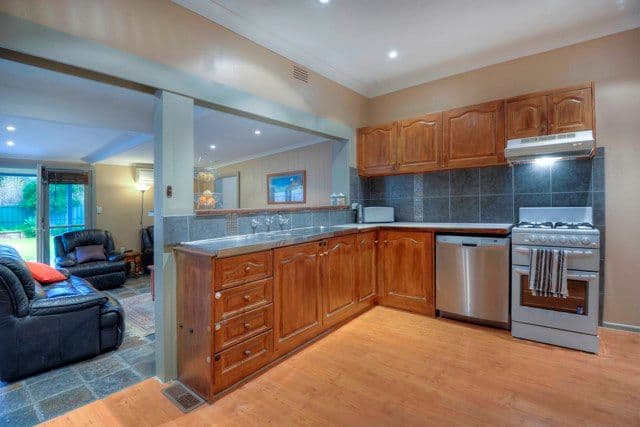 49 Liston Avenue, RESERVOIR VIC 3073, Reservoir - Thumbnail 5
