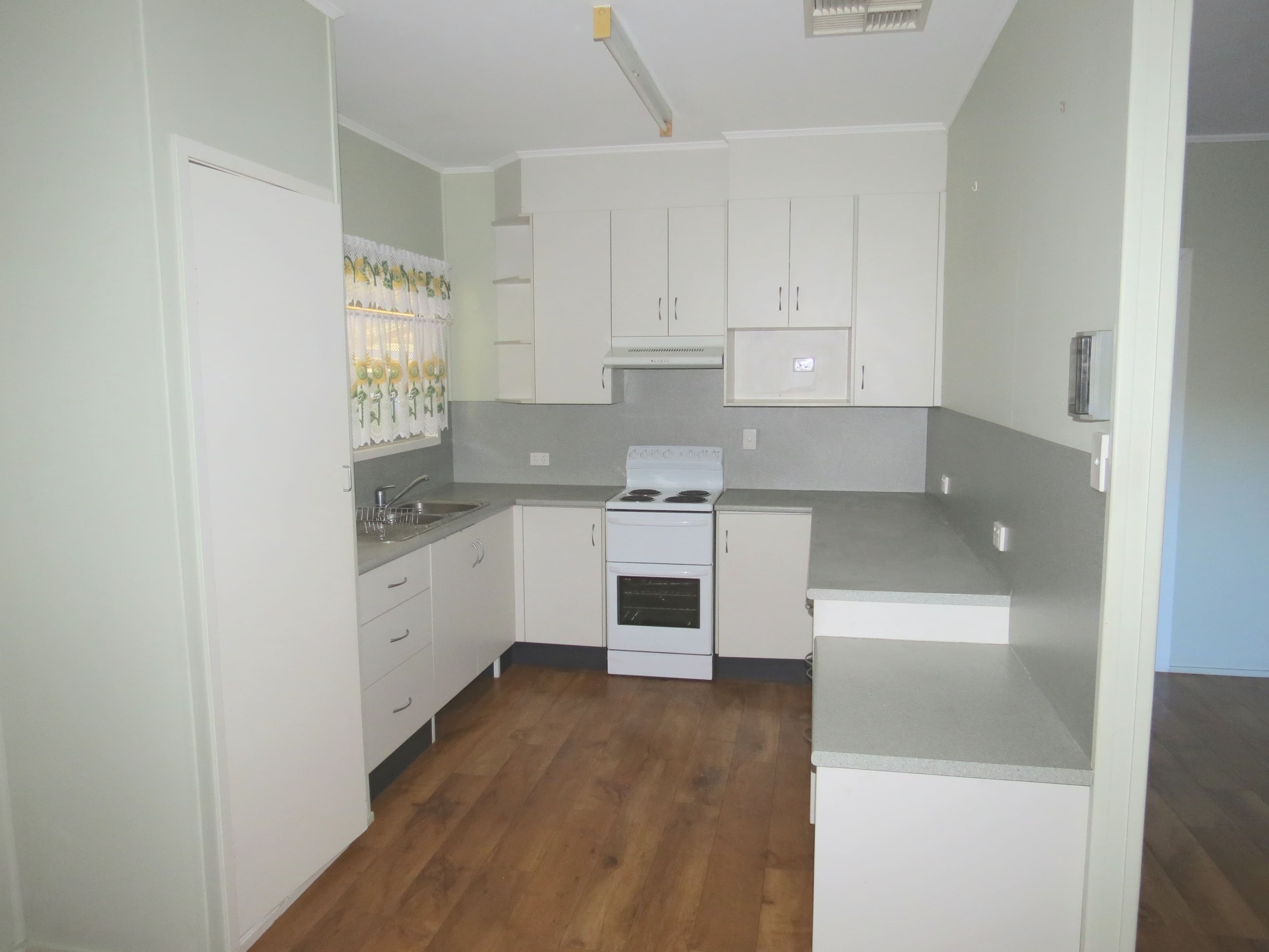 21 Mellish Crescent, Emerald QLD 4720, Emerald - Thumbnail 3
