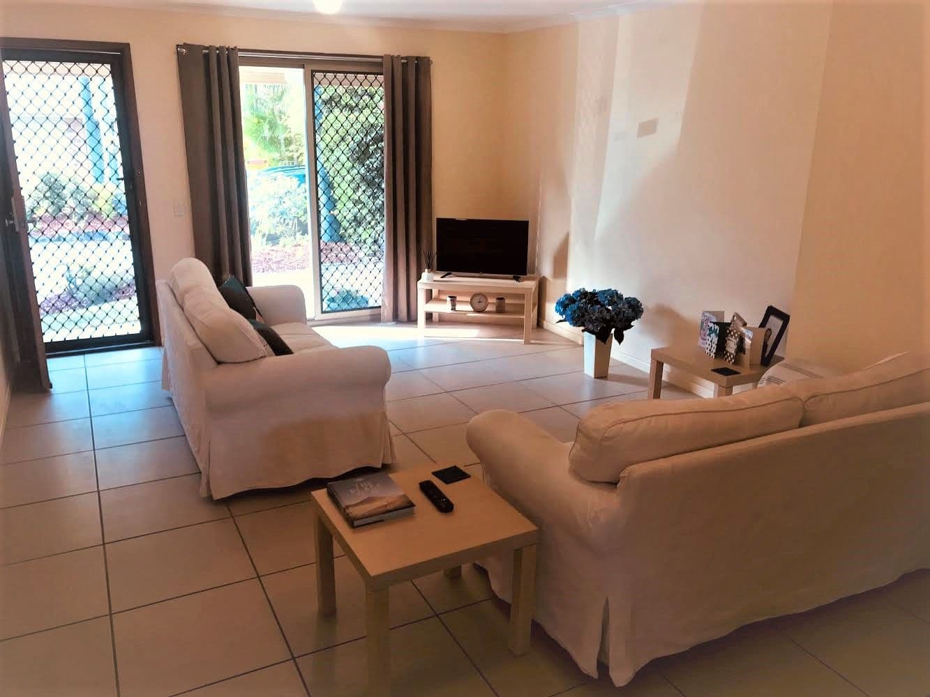 3 Wayne Place, Oxenford QLD 4210, Oxenford - Thumbnail 2