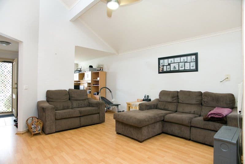 15 Spaniel Court, MILL PARK VIC 3082, Mill Park - Thumbnail 3